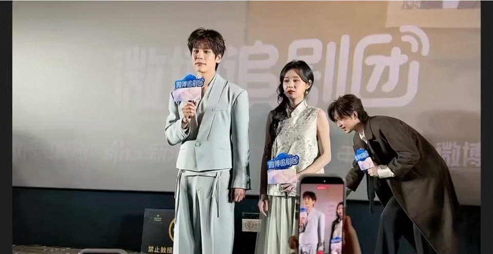 魏哲鸣郑合惠子复刻你是迟来的欢喜名场面魏哲鸣郑合惠子现场复刻剧里名场面，牵手互动