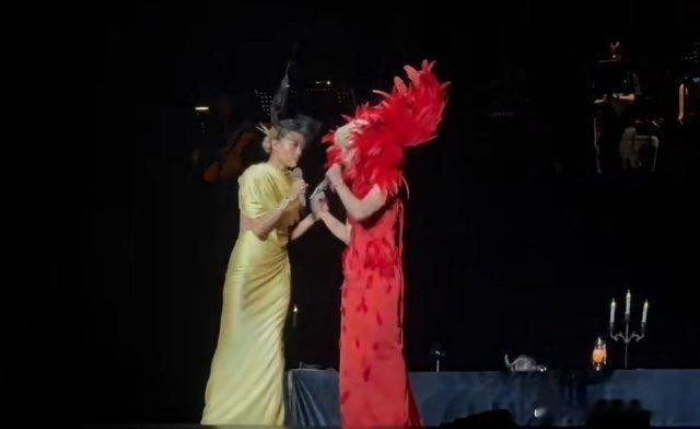 周笔畅容祖儿急得嘴里炒了盘菜周笔畅和容祖儿在演唱会上港普交流，你一句我一句跟嘴里