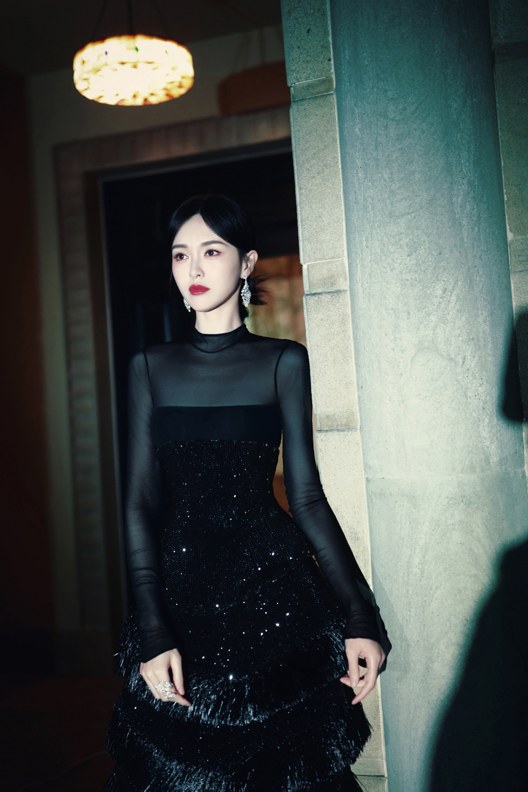 #唐嫣[超话]# 纯黑质感摇曳灵动之美，寻时光的脉络感受当下🎬 ​​​