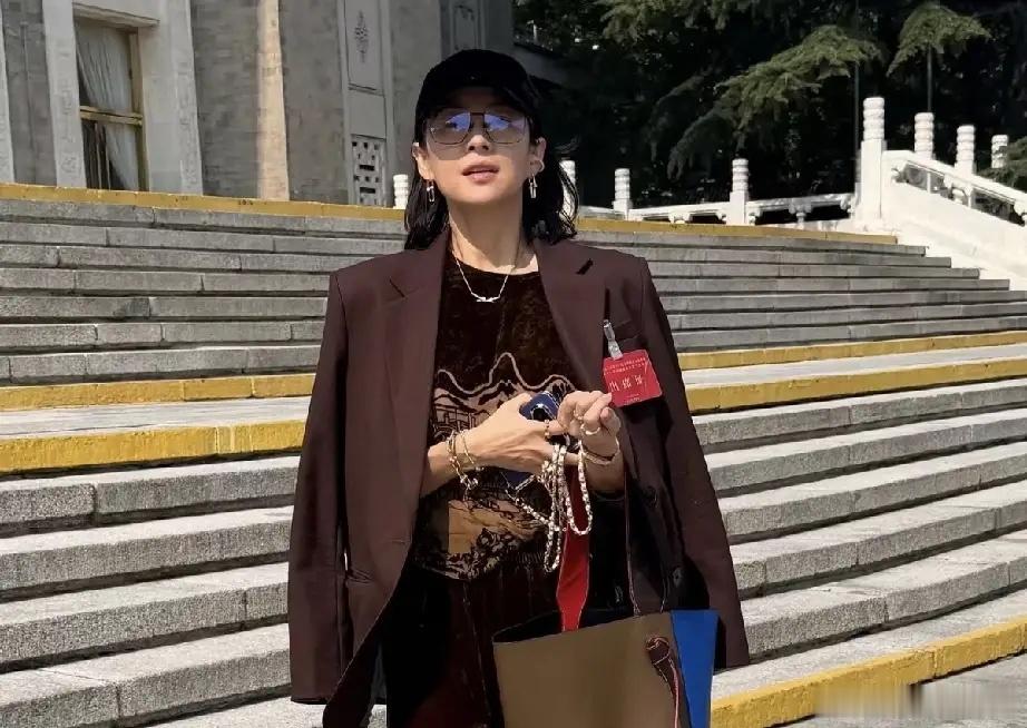 章子怡在北京友谊宾馆门口被偶遇，她穿得很正式，像是开什么会，纯素颜脸部浮肿，有中