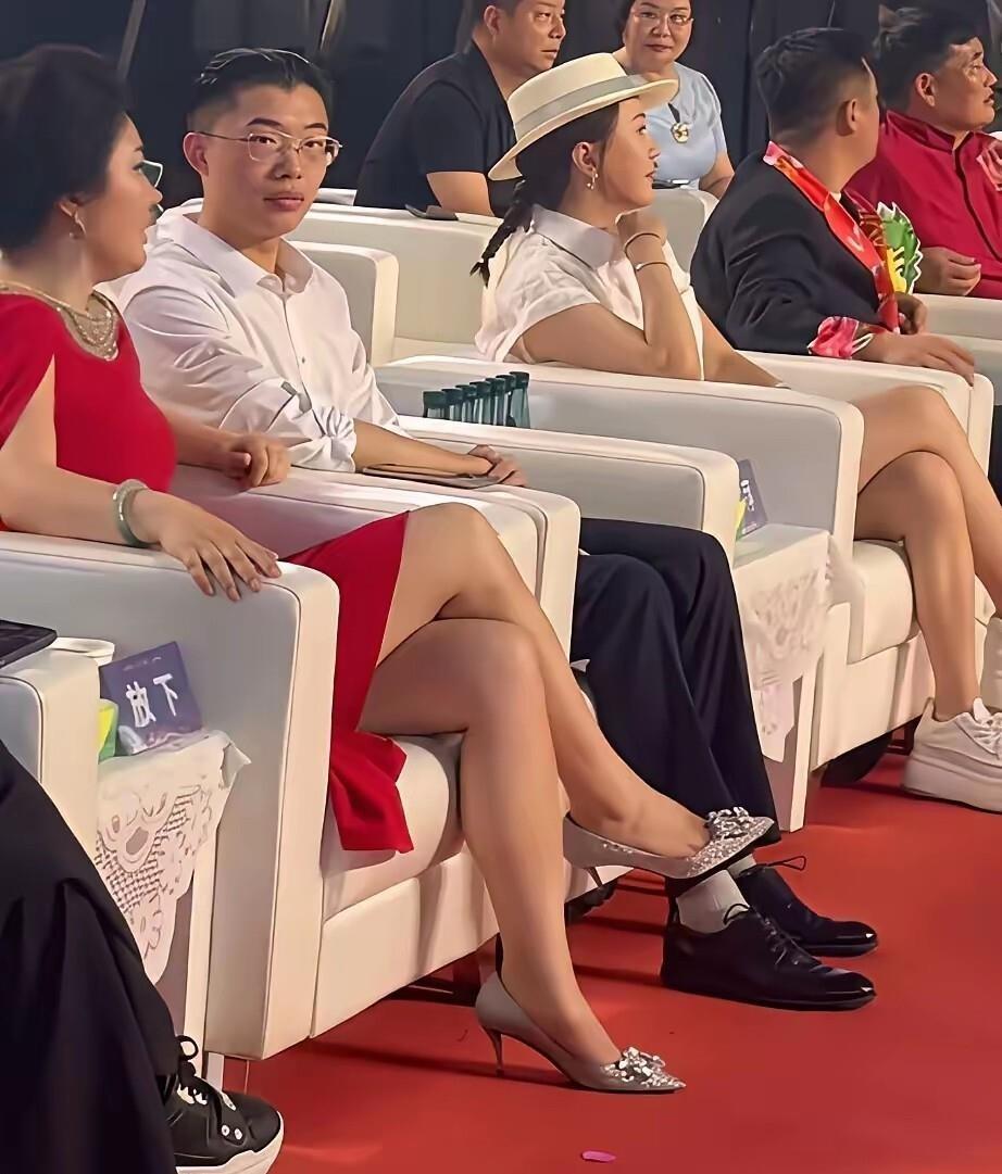 郭有才过气？人家坐主位那天，阿宝媳妇和祁隆前妻分列两旁，宋晓峰大衣哥全在，这排面