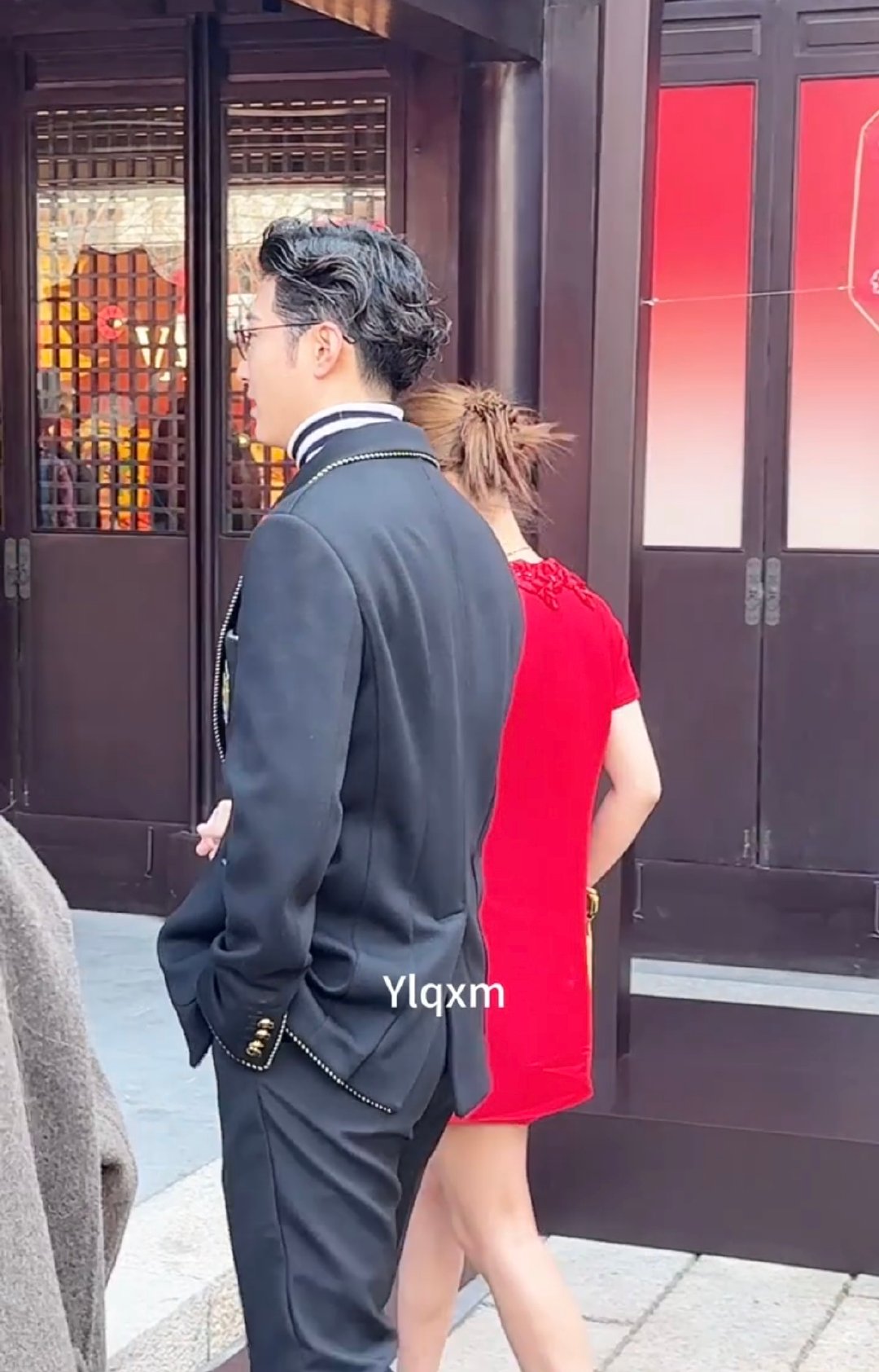 窦骁何超莲一起参加活动 活动现场高甜名场面！下车瞬间窦骁俯身帮何超莲整理发型，温