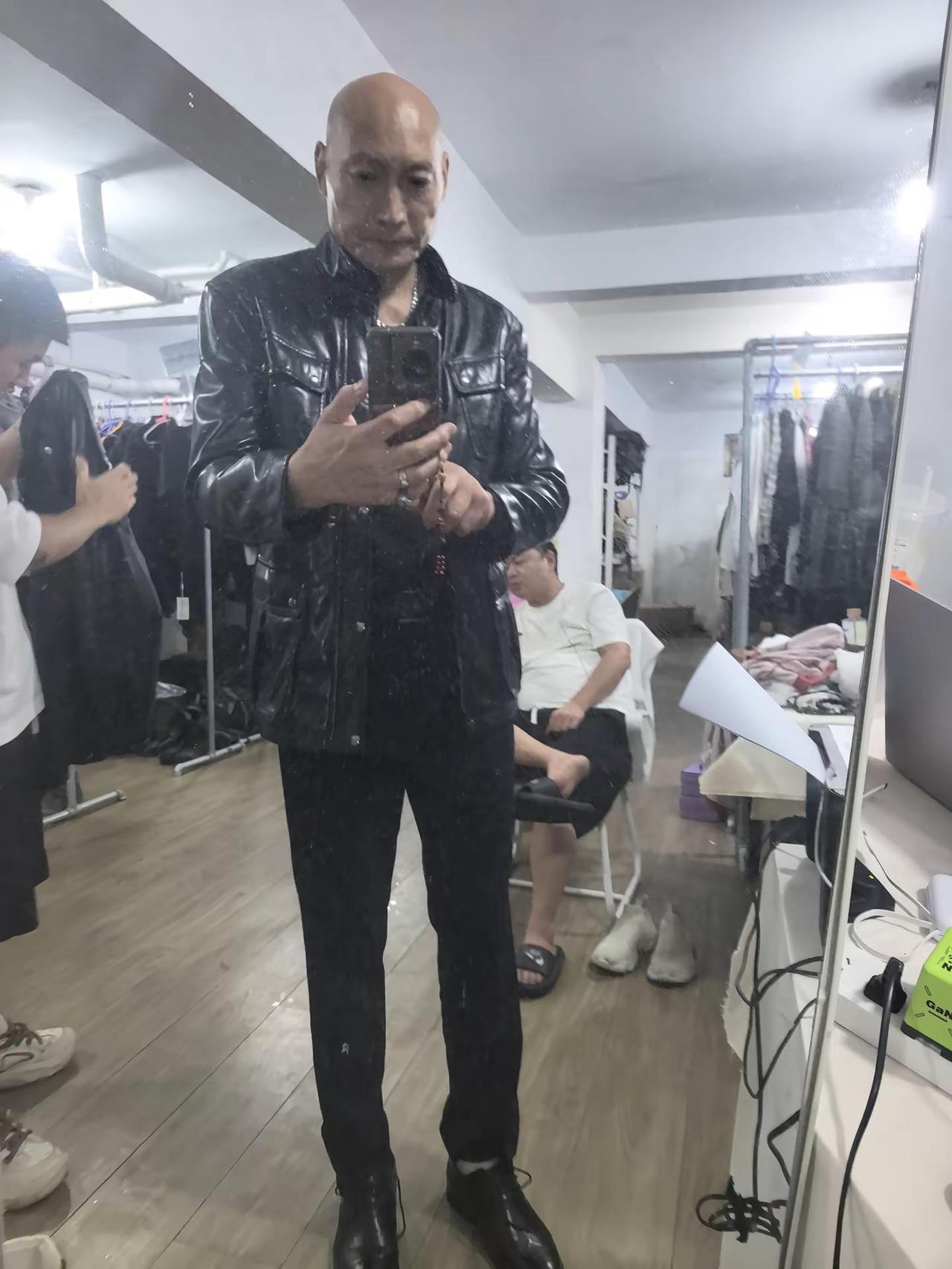刚到横店剧组试完装，看下新角全黑酷造型吧