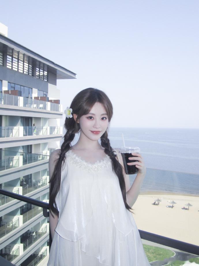 祝绪丹海边白裙 祝绪丹海边白裙那是让我眼前一亮了，没有想到看起来这么清纯可爱！祝