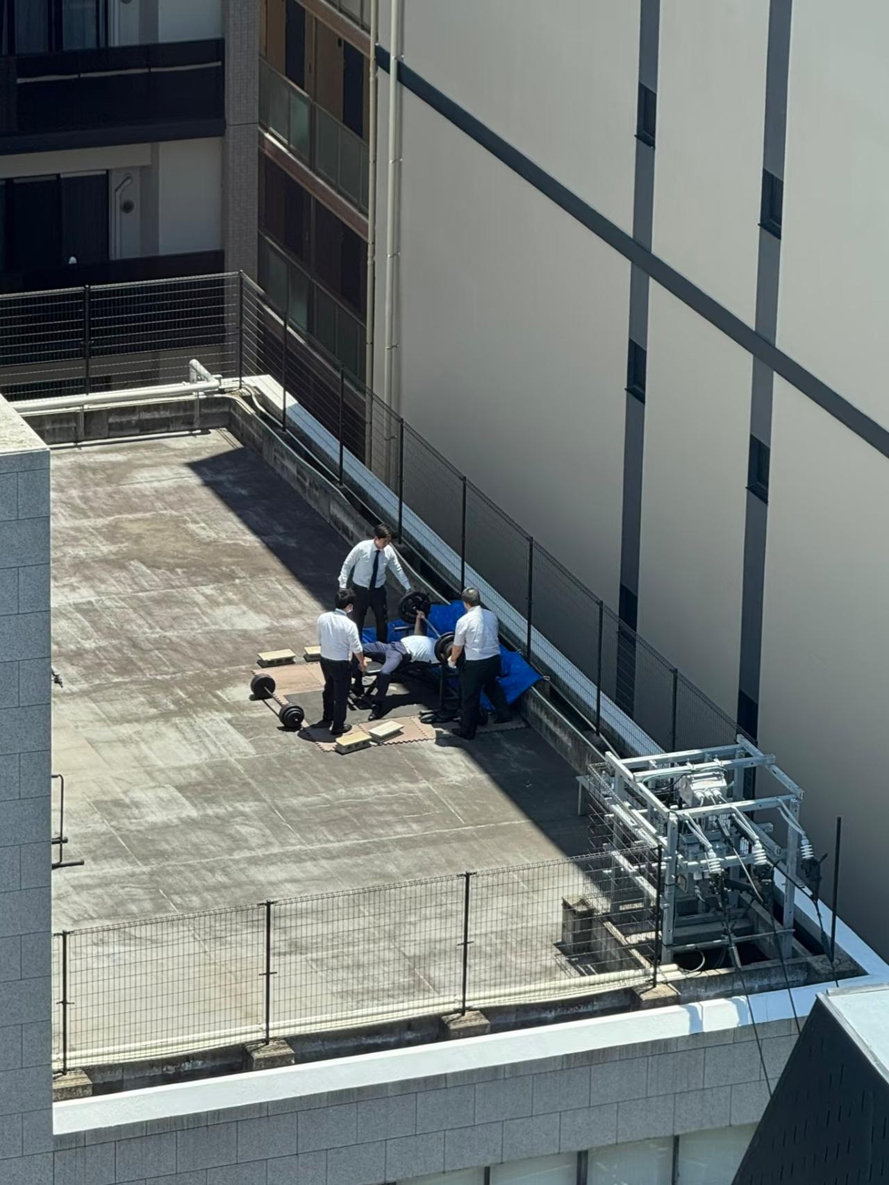 上班也要撸
上班也不忘锻炼，真是进退两男。
原来日本人也这么看重身材管理，我还以