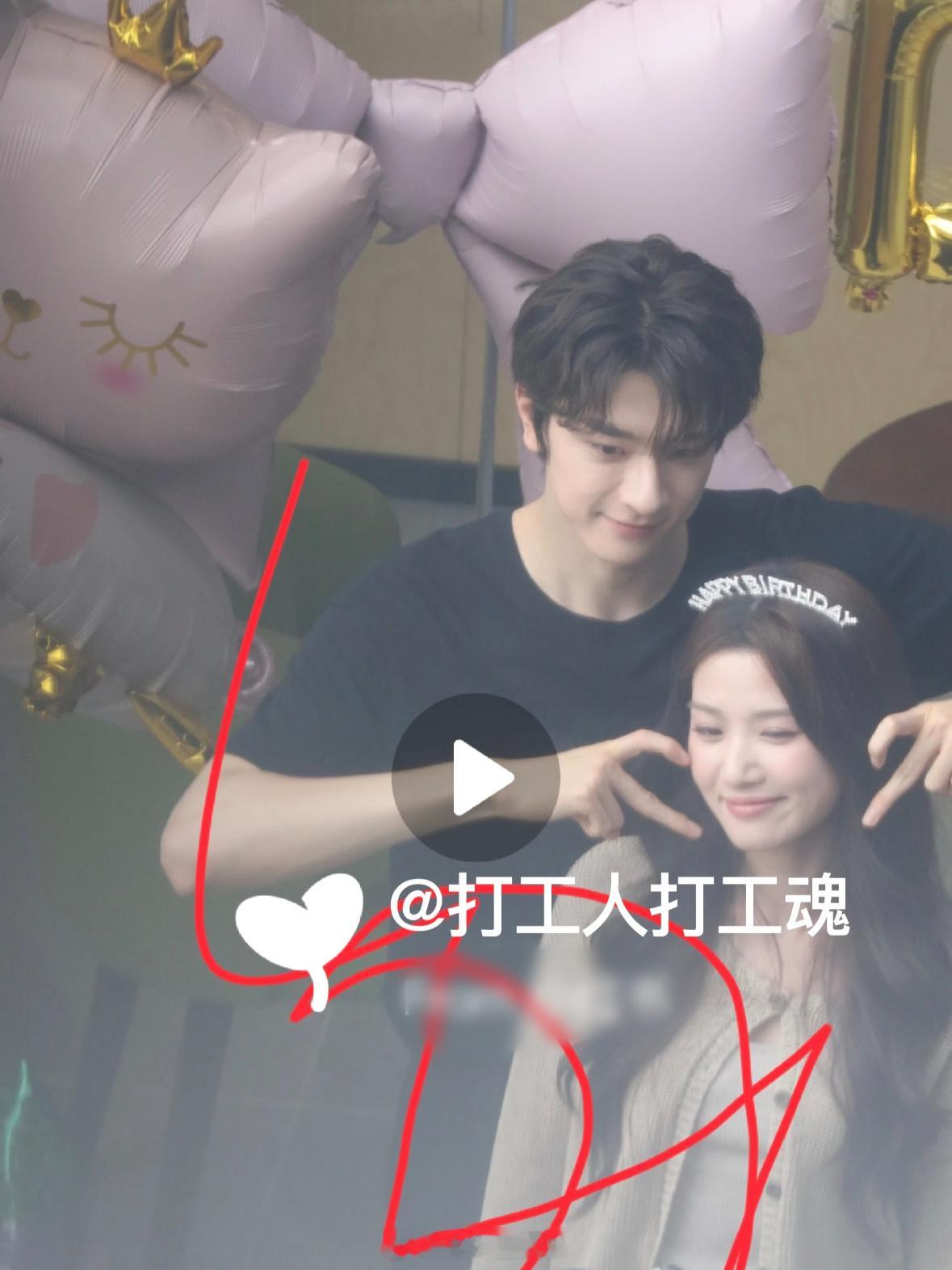 卢昱晓在折月亮剧组过生日林一卢昱晓生日合照 卢昱晓在折月亮剧组过生日，很幸福的小