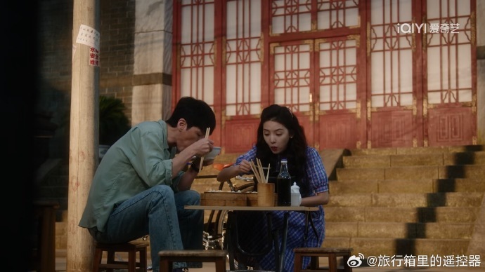 白宇别吃了 工作人员在旁急得直喊，他倒好，筷子没停过，吃得那叫一个心无旁骛。 