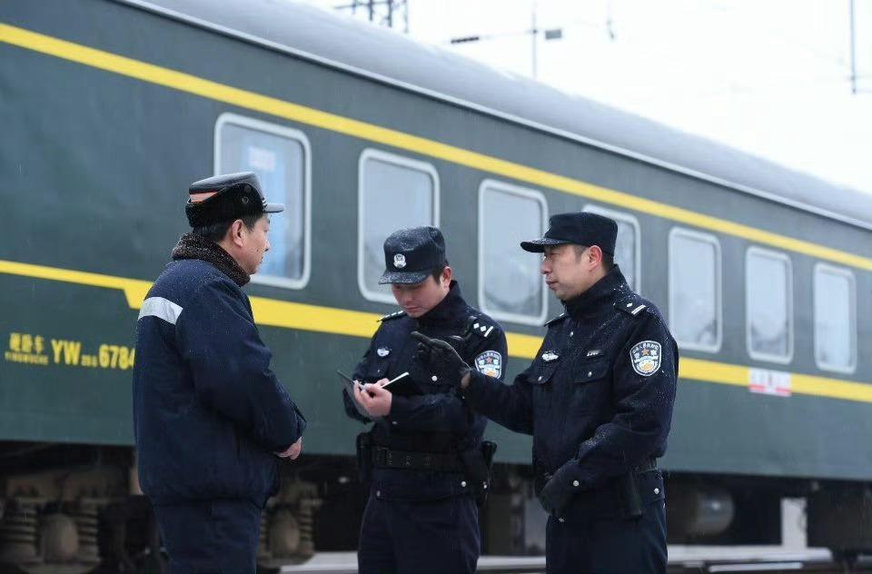 女生列车上哭喊被爷爷摸2025年4月18日，广州白云开往重庆的K1096次列车2