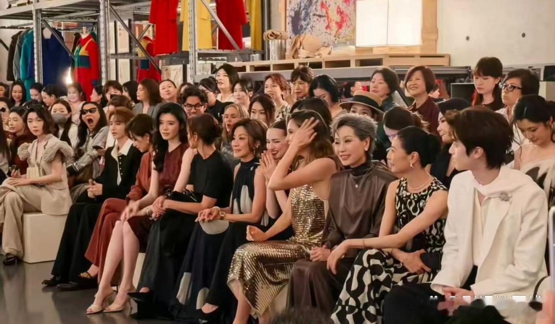 奚梦瑶婚后首次公开亮相16日，奚梦瑶婚后首登上海红毯，一席酒红色旗袍气场十足，同