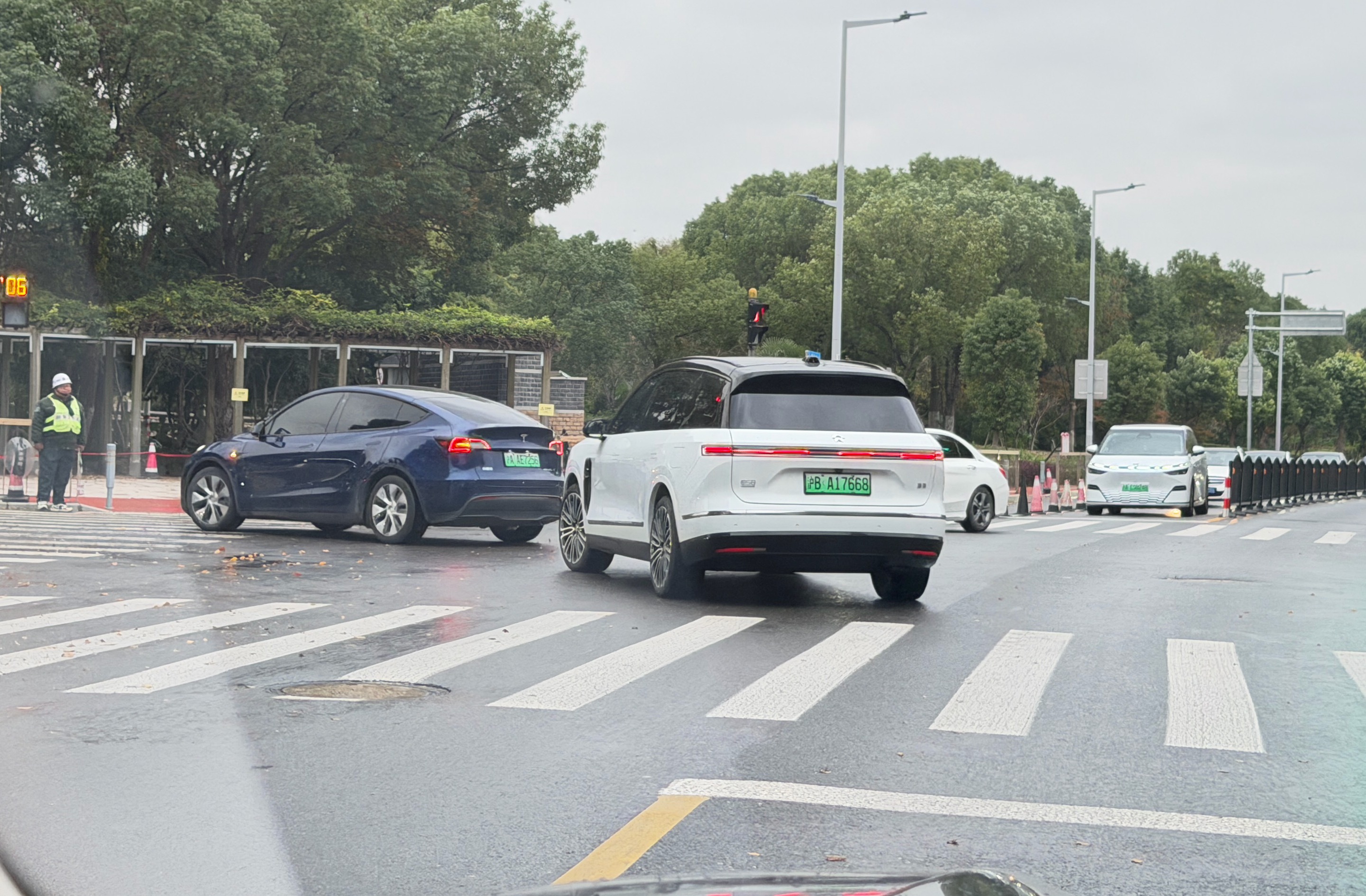 送娃路上，ES8 肉眼可见开始多了起来。另外，发现野生的ES8多是白色，不知道是