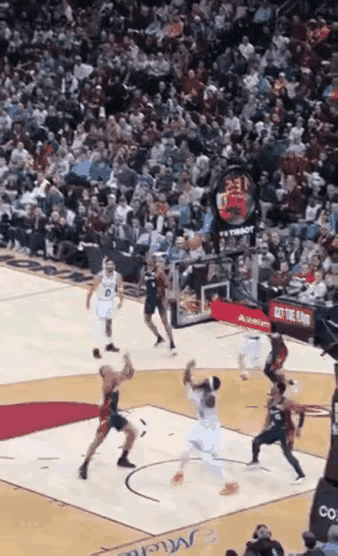 这球应该就是对“球领人”最好的诠释！
经常打球或者看球的人应该都听过一句话叫“不