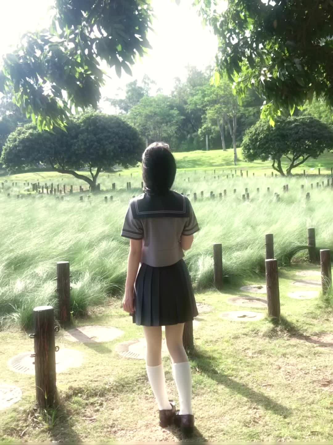 你短促地喊了一声我的名字，然后就狡黠一笑，从我的世界里扬长而去