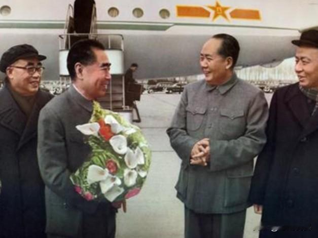 这是一张珍贵的历史照片。1964年，周恩来结束访苏回到北京，毛泽东、朱德、刘少奇