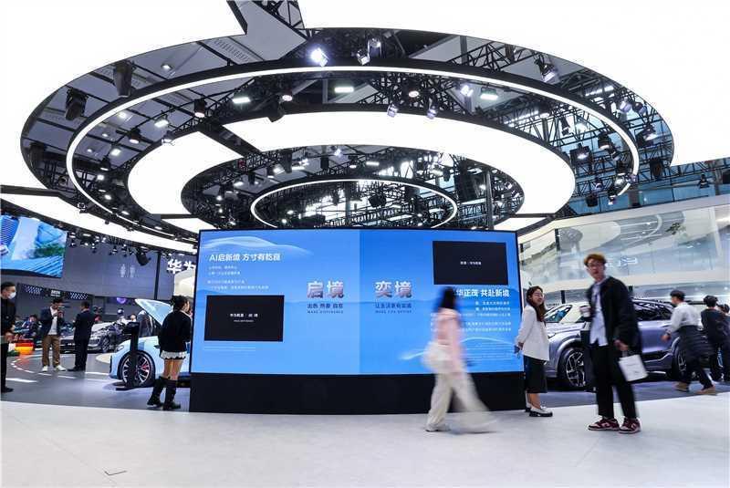 从侧面围观整场直播，最强感受是“华为乾崑内容密度很高”站在侧区看靳玉志和陈震，有