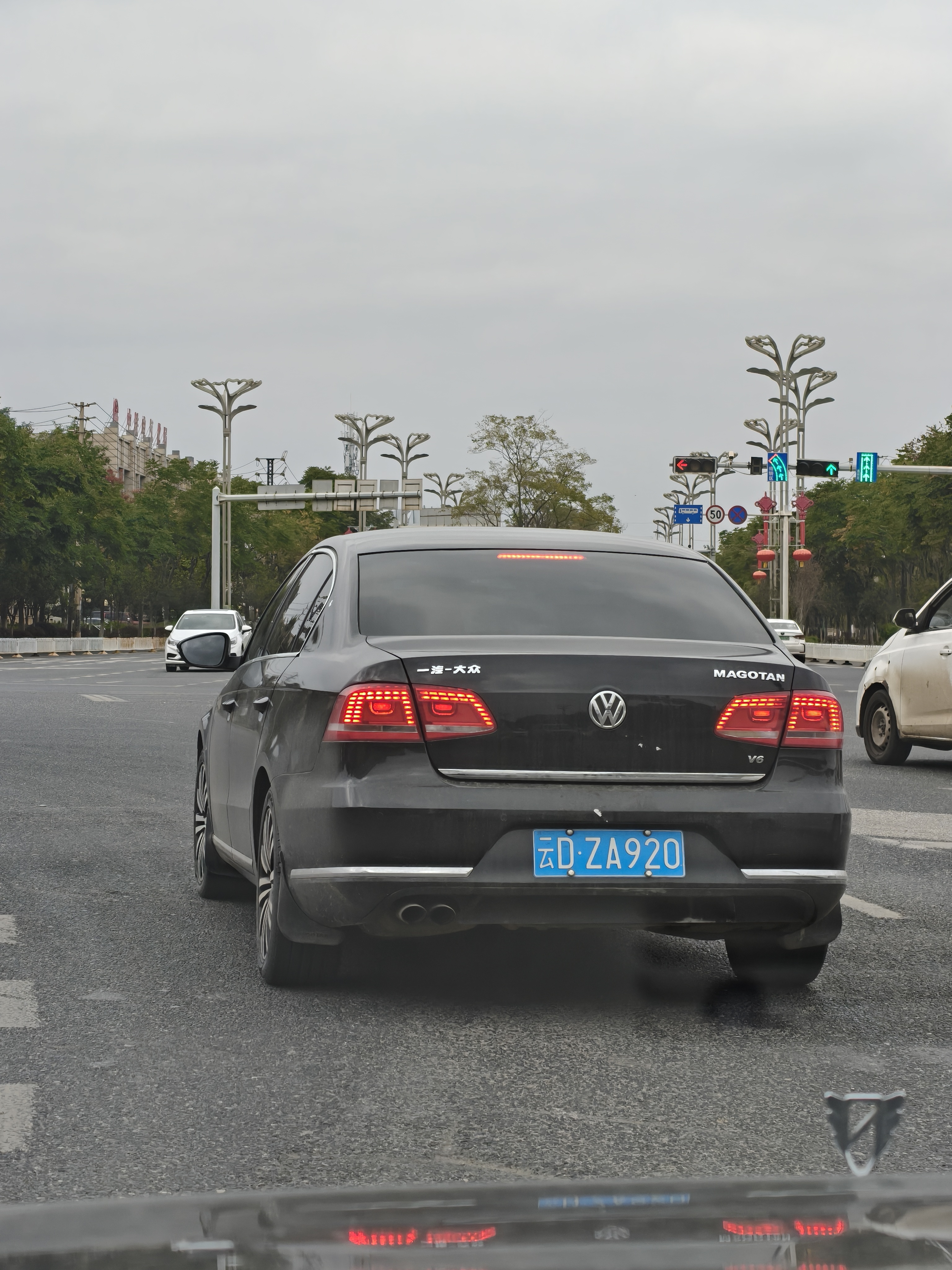感觉这个迈腾V6能见度比我的9代V6雅阁还低，即使是大众，也是小众市场[赞][d
