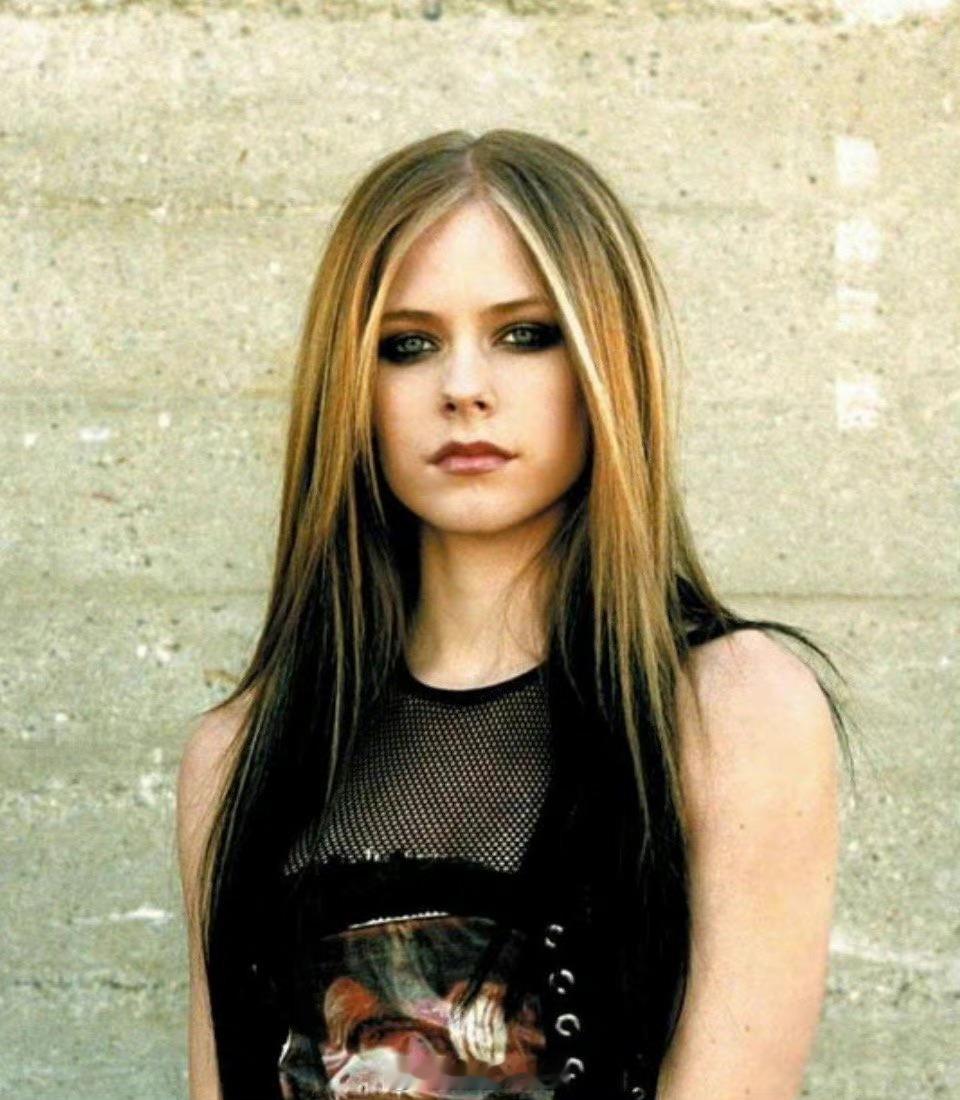 她是汶川地震捐款最多的欧美女星，08年她在中国巡演，汶川地震后毫不犹豫捐款320