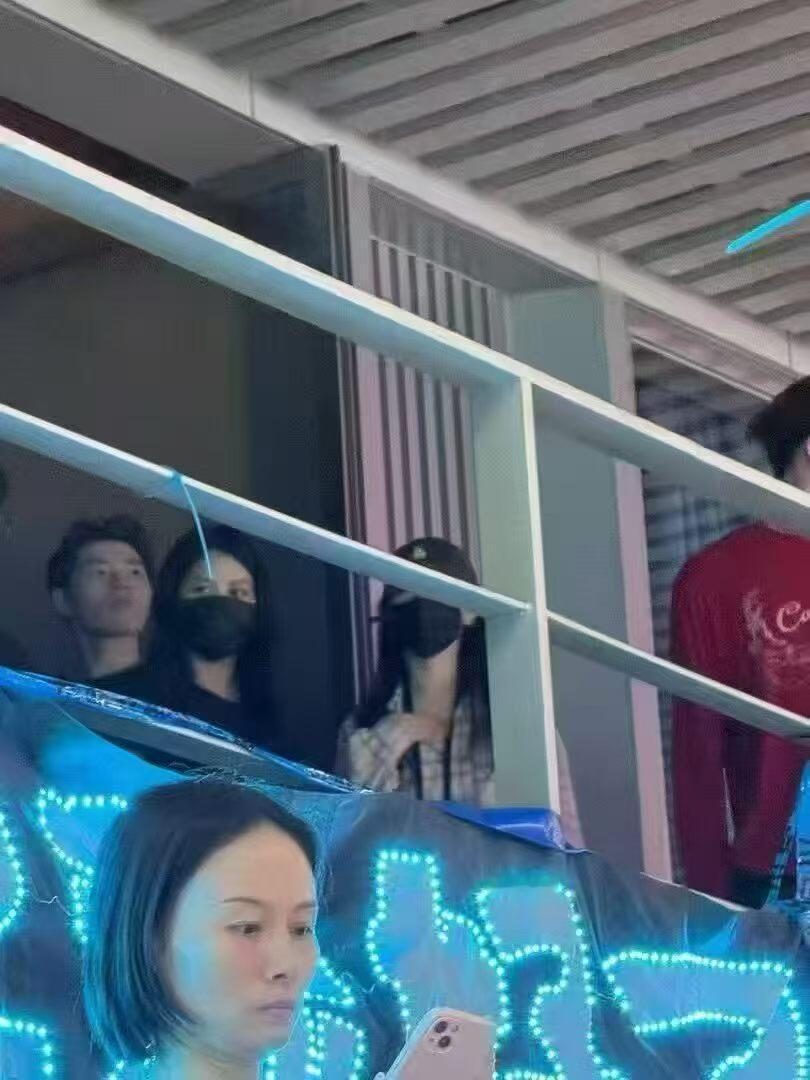 严浩翔姐姐来看时代少年团演唱会了？ 