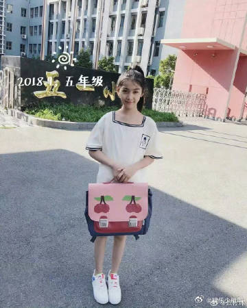张籽沐北电报到张籽沐晒北电入学照仪式感满满的求学记录，从一年级到北电大一，一张张