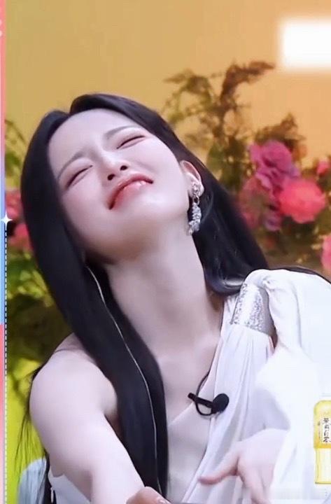 杨超越胡子要长出来了杨超越看给你愁的鹤玥这段争吵，愁坏屏幕前的杨超越！一脸操心模