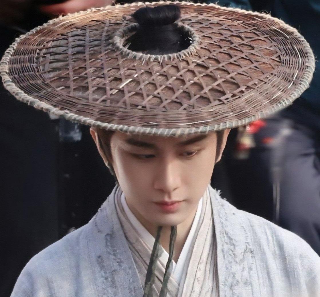 电视剧两京十五日[超话]满脸故事感的太子殿下，斗笠之下，英俊帅气的气质挡都挡不住