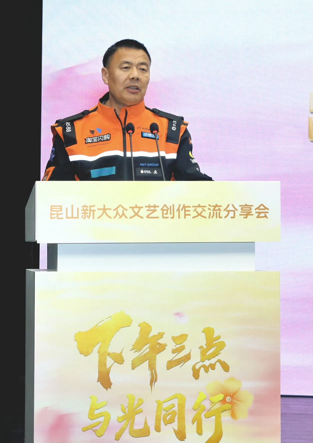 #马云试穿淘宝闪购骑手服照片# 马云亲自试穿并深度参与设计的外卖员制服，在巴黎拿