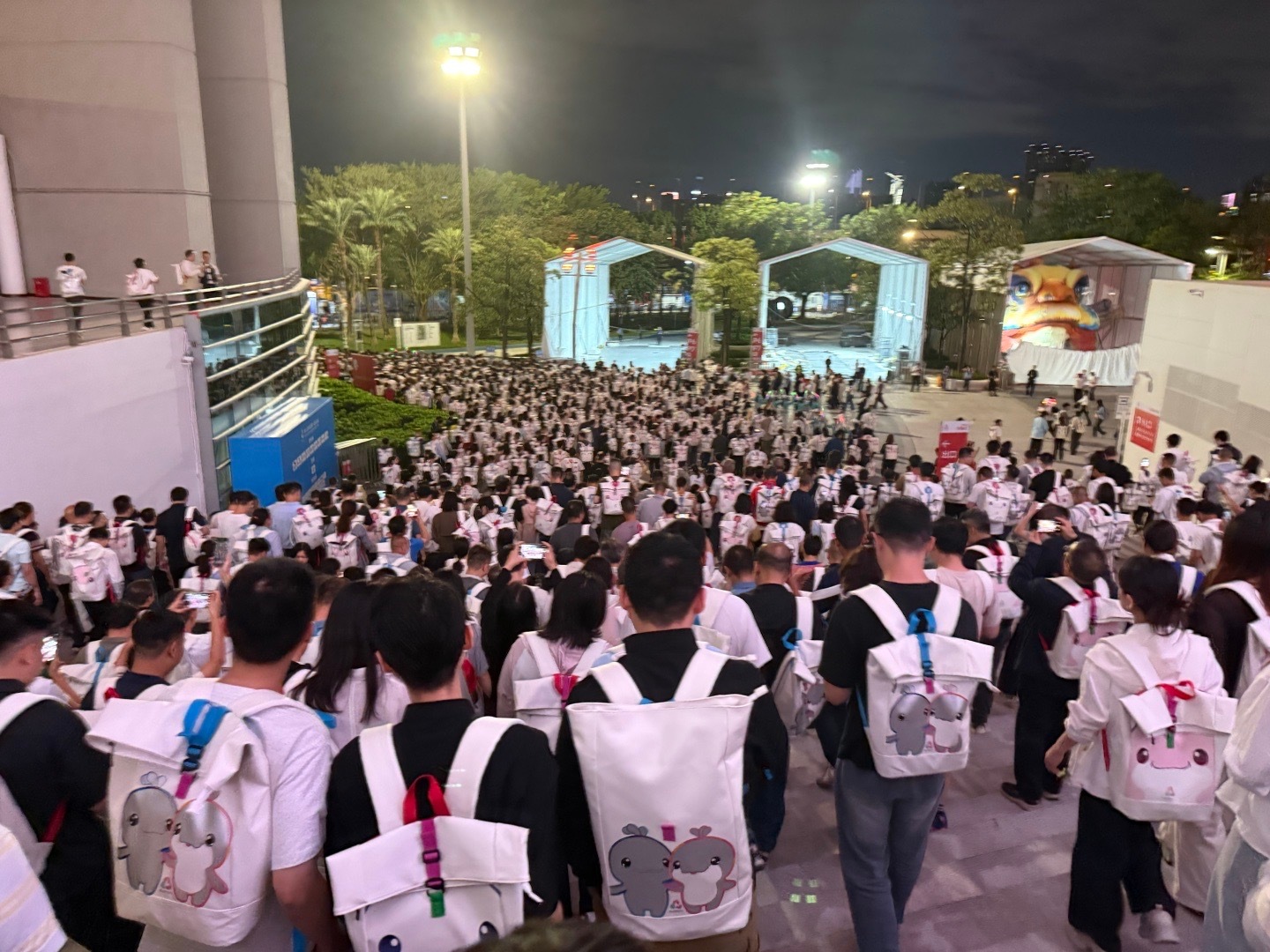 人手送一个包的结果就是，全运会开幕式结束后，大家像小学生们放学一样，背着书包回家