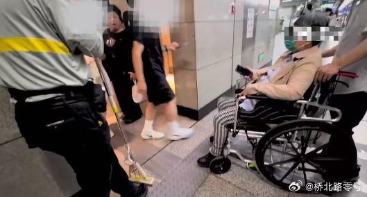 【情侣520占用地铁无障碍卫生间1小时，轮椅老人在门口苦等】情侣占无障碍厕所1小