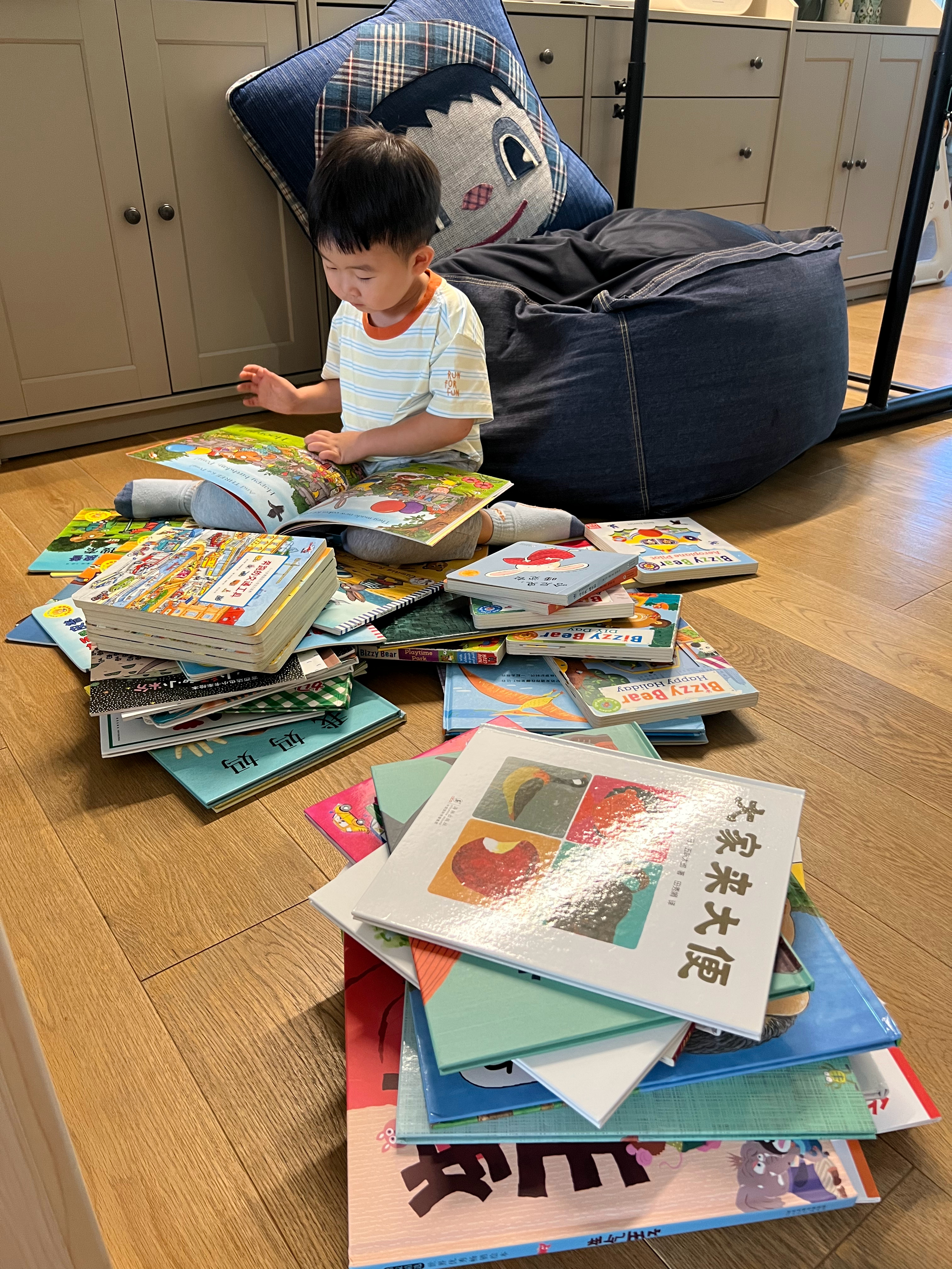 休息日，宅在家与小朋友一起整理童书。一本一本问他，哪些还喜欢，哪些不再需要，收拾