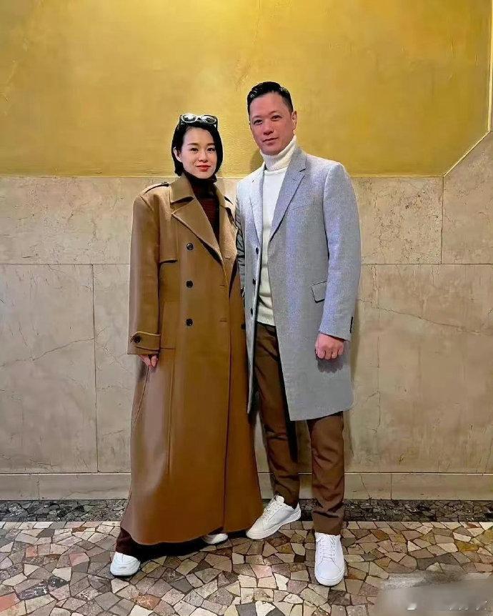 虽说胡杏儿的老公没有比黄宗泽帅，但他还是靠谱的多了  