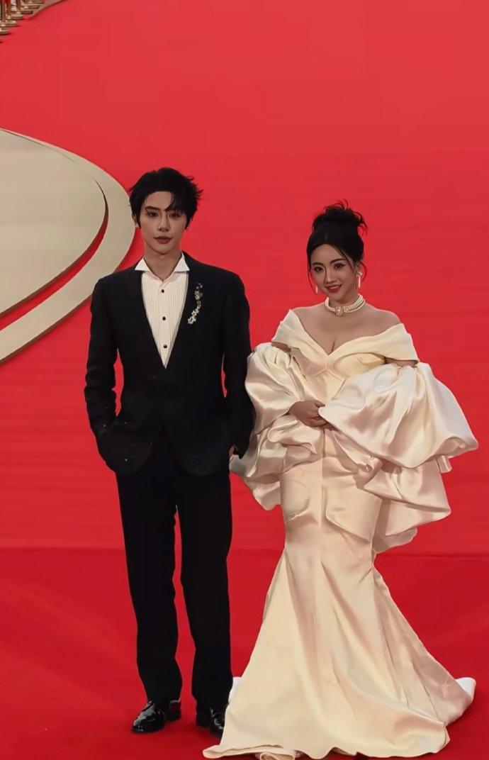 最新的短剧活动红毯上新婚的朱一未、白昕怡直接现场大胆kiss！Cp粉狂喜！！！短