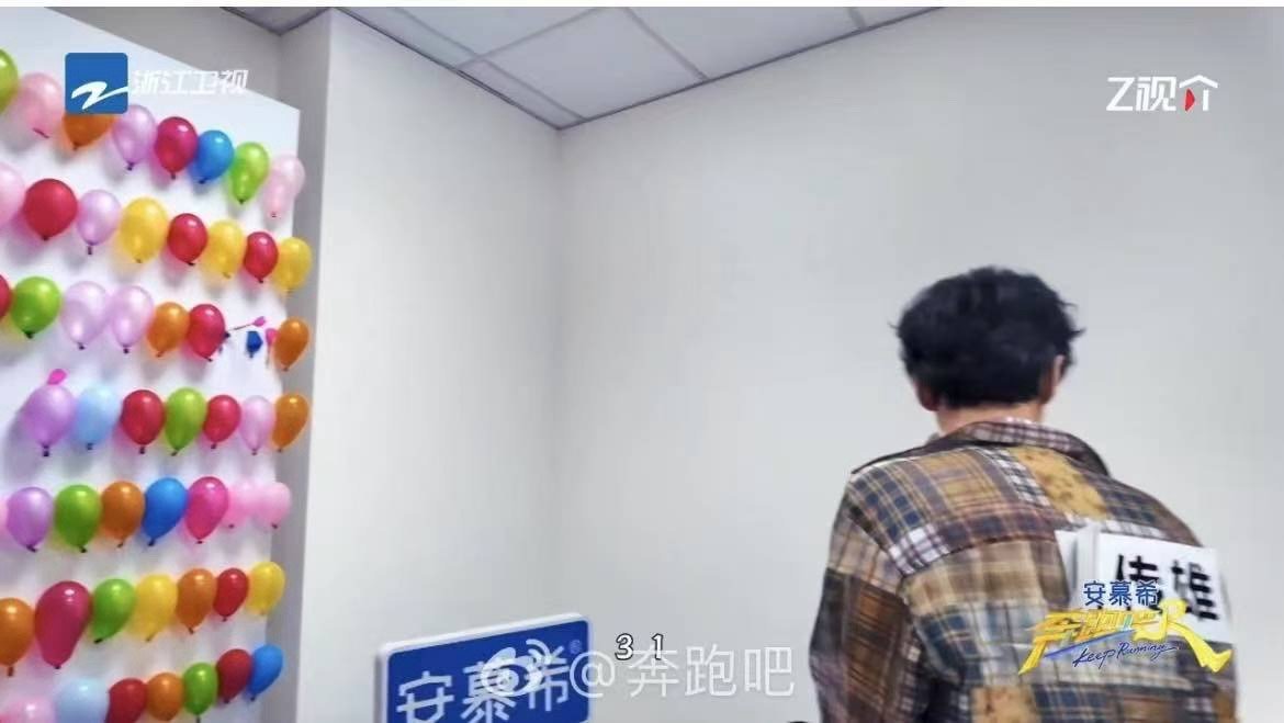 周传雄寂寞飞镖冷新版MV 看来我们的周老师真的很有游戏精神，这么努力的在扎气球，