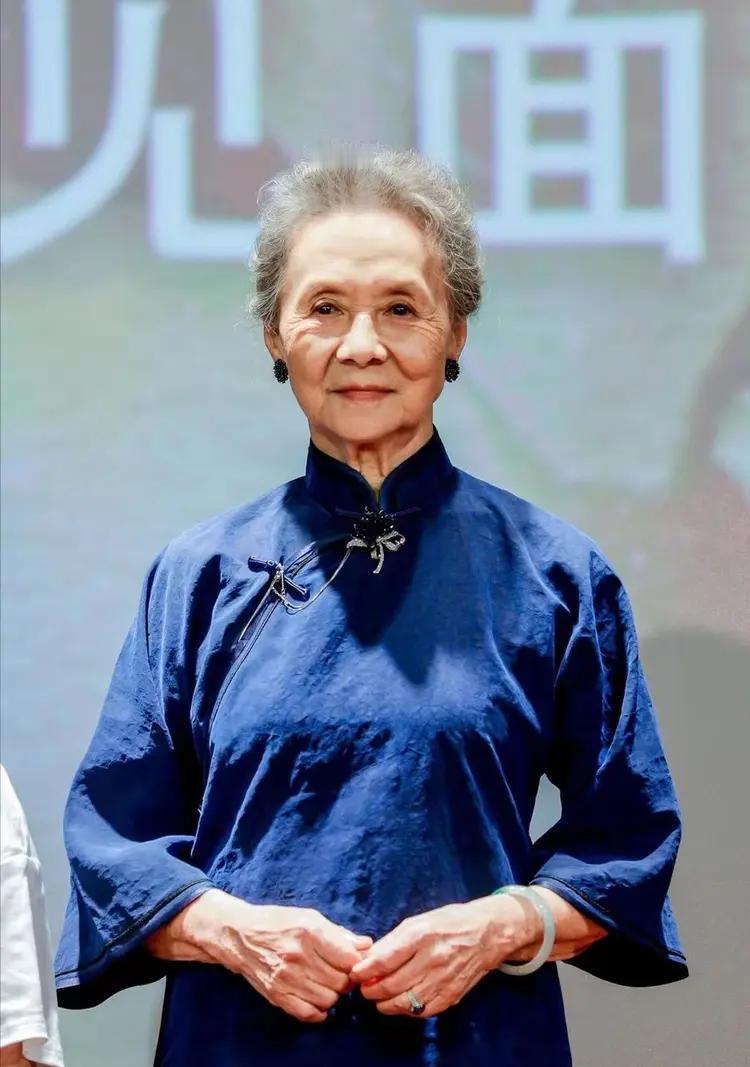 吴彦姝（外文名：Estelle Wu），1938年出生于广东省广州市，中国内地女