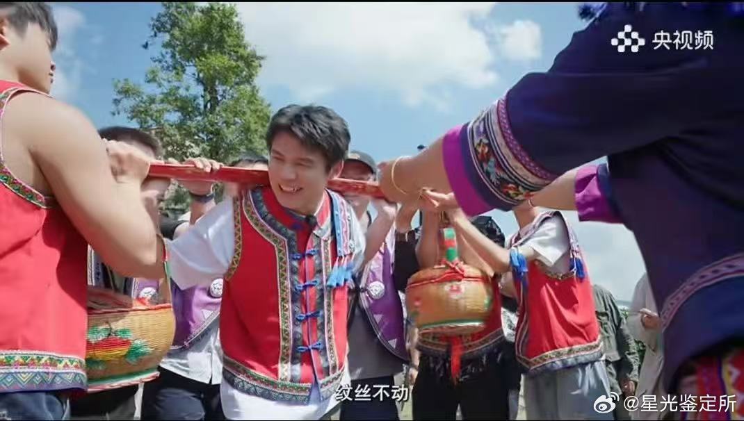 何广智当畲族新郎上头了 抢酒闯关太逗了，阿弟阿妹躲闪间全是笑意，这碗酒甜在互动里