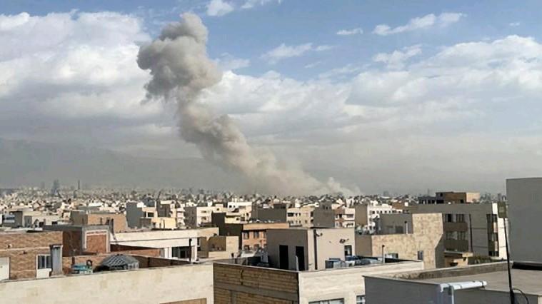 在伊朗导弹打击后，以色列特拉维夫出现了类似加沙的惨状，以军的军事基地与指挥中心被