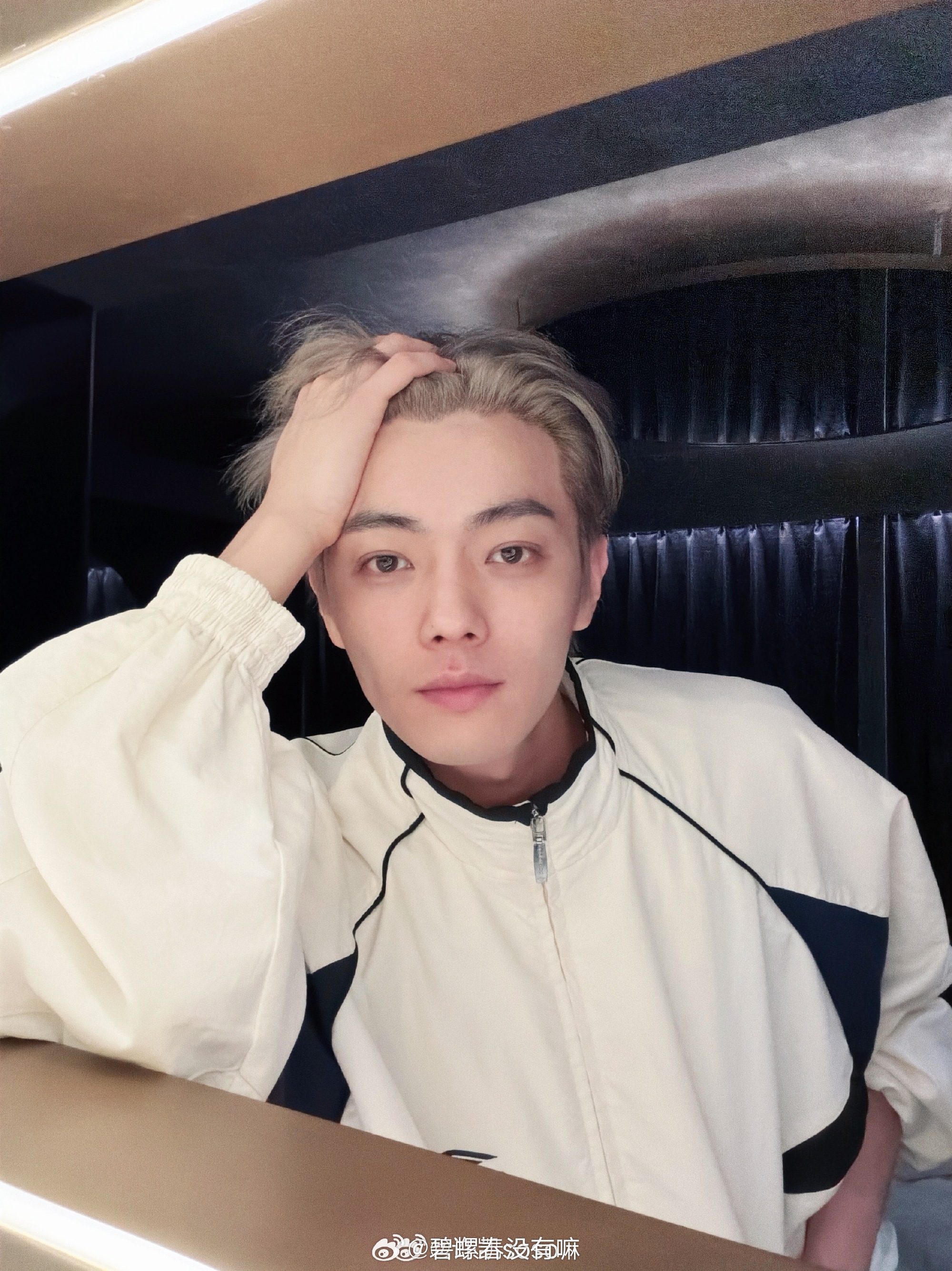 许凯在生日前换了新发色诶刷到微博第一眼没认出来，好潮一男的 