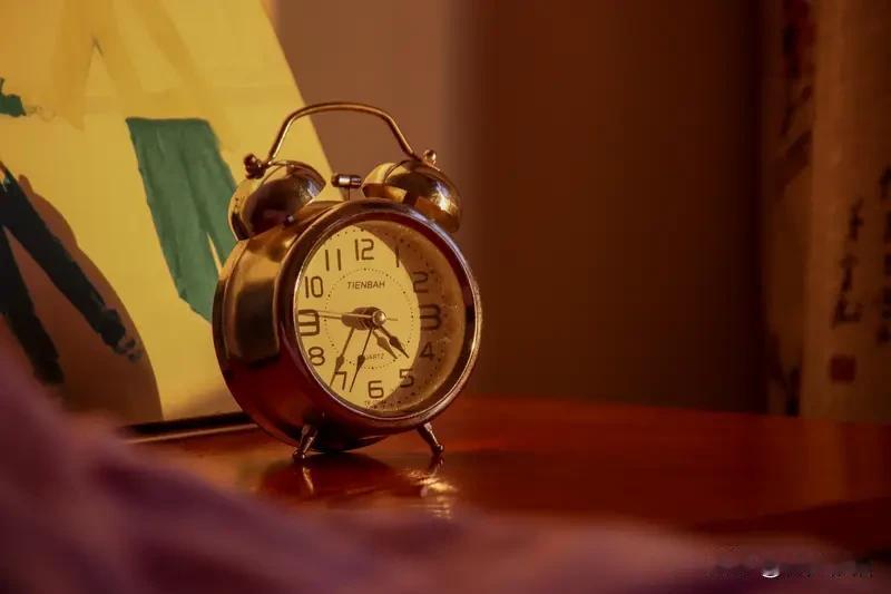 人至六十，恰似花草步入秋时，身体机能逐渐放缓。在私生活方面，更需恪守分寸。房事当