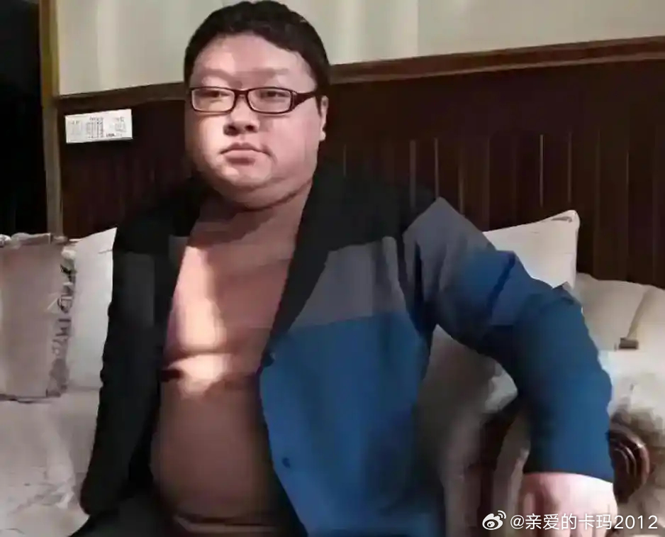 前重庆市司法局党委书记、局长文强伏法之后，留下一个儿子叫文伽昊。文强临刑前嘱咐他