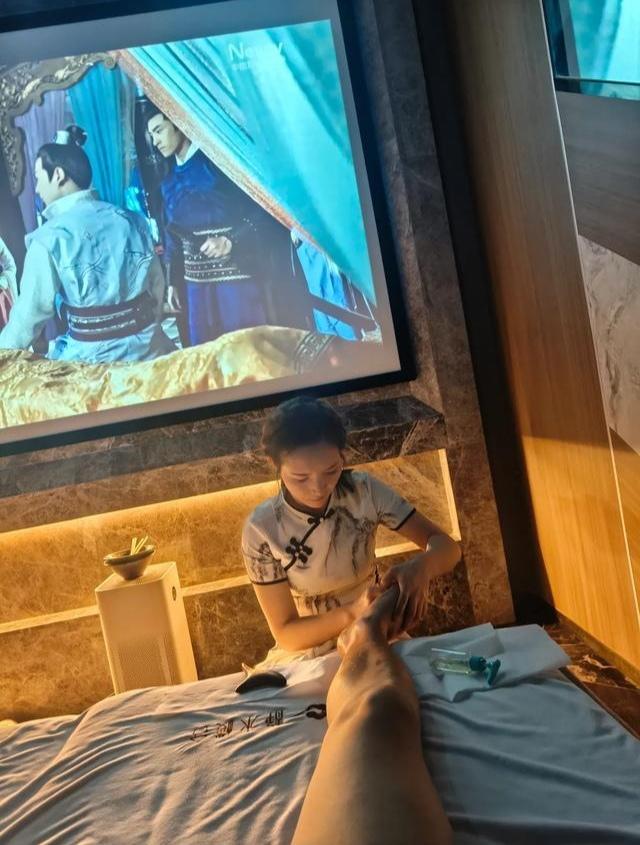 一位年轻又漂亮的女孩，既不向你索要礼物，也不要求你请她吃饭，更不会缠着你陪她逛街