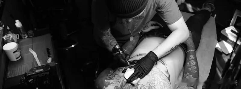 年轻人都喜欢潮流，喜欢个性，我跟朋友调侃说，现在的洗纹身生意不是那么好做！

不