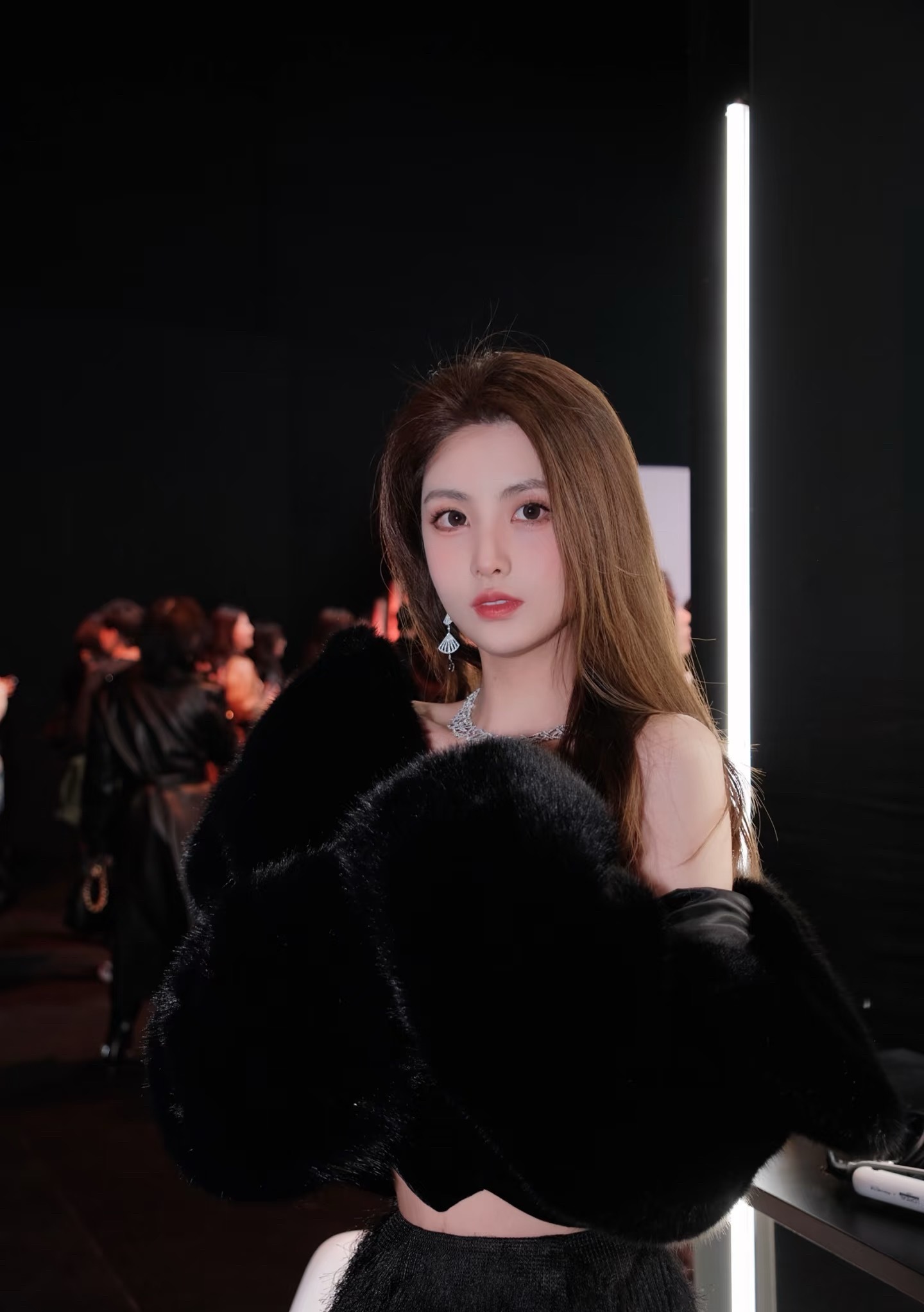 黑是她的铠甲，红唇是她的战旗。聚光灯下，毛绒包裹着妩媚与不羁。每一帧，都是都市夜