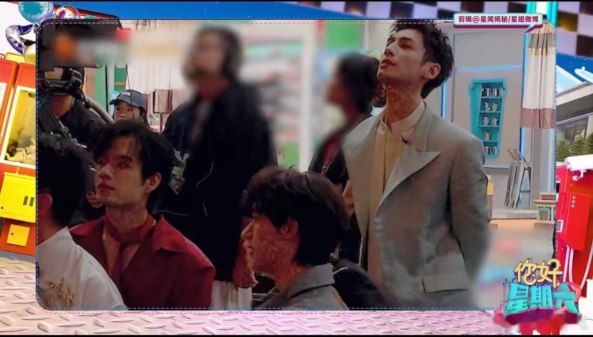 敖子逸说丁程鑫这么沉啊 罗云熙刚答完戏期，敖子逸就抱起丁程鑫开逗，三个互动瞬间氛