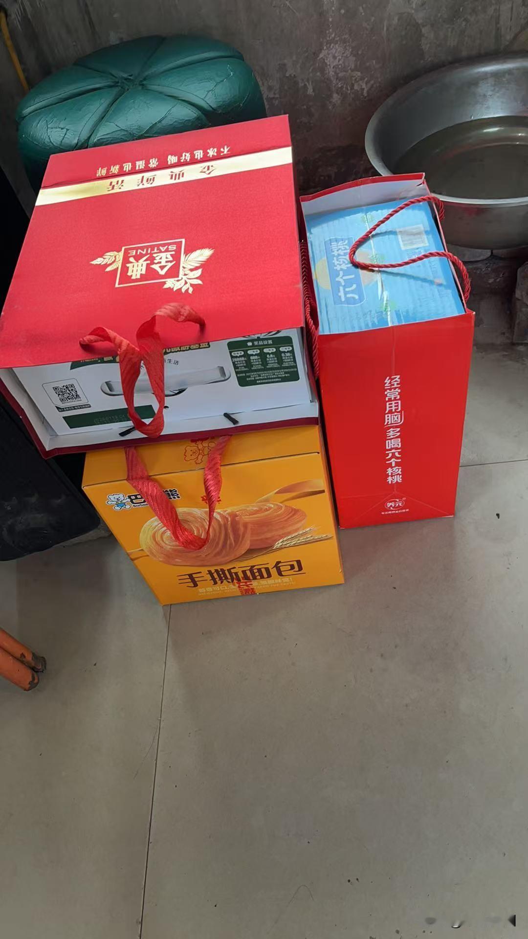 今天下午，大姑姐的婆婆公公来我家里看望我婆婆，婆婆理都没有理他们两个人。

其实