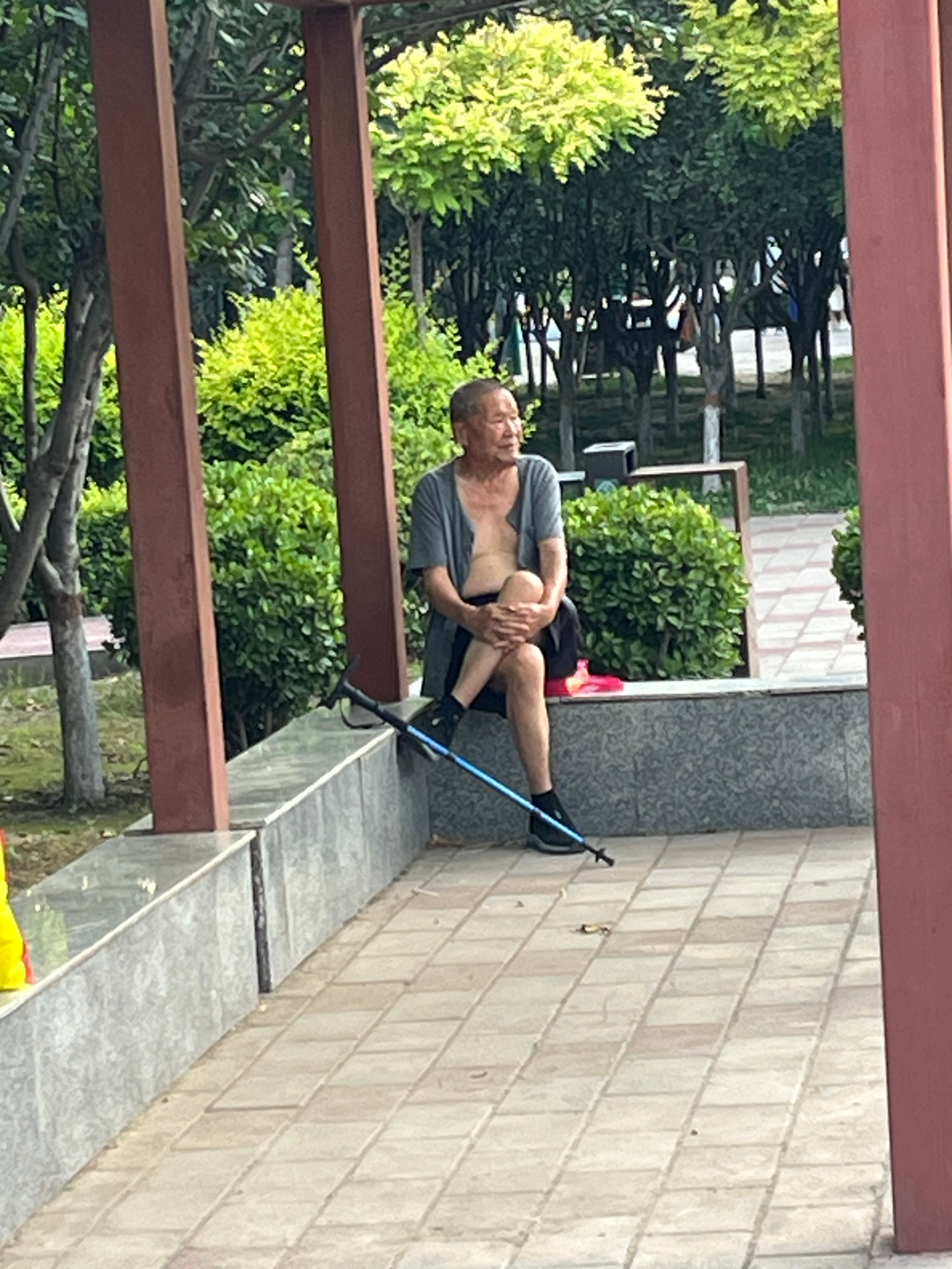 上午去给爹爹送个小蛋糕，祝爹爹节日快乐！       大姐说忘了今天是父亲节了，