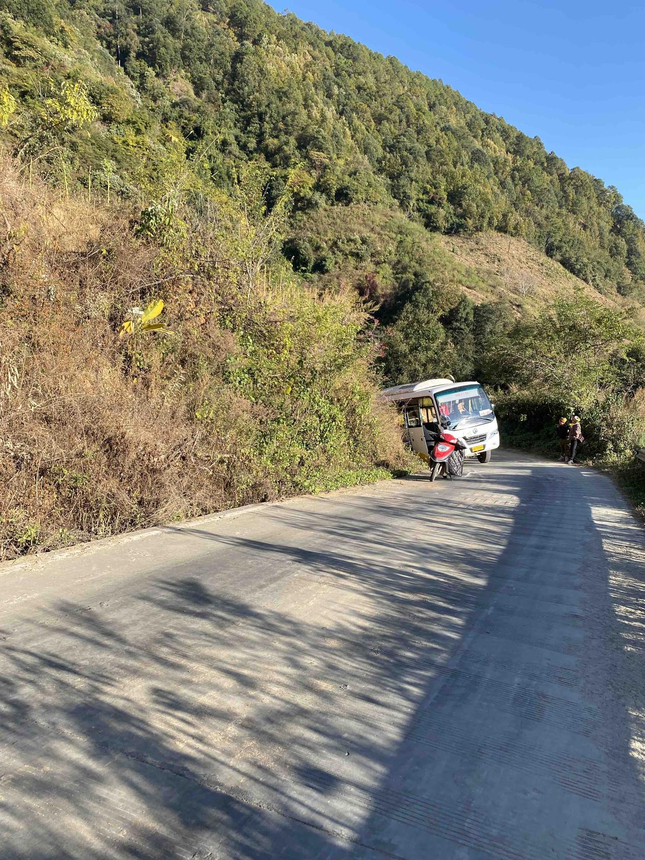 与死神擦肩而过
今天我输完液了，就从县城回老家
坐的大巴车，结果在过弯的时候，有