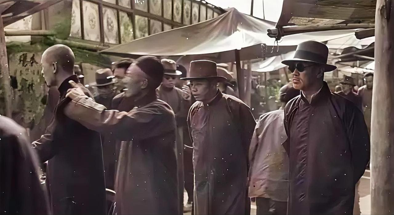 1949 年的上海，赫赫有名的商人丁永福，把自家的洋房全卖了，换成了美金。旁人都