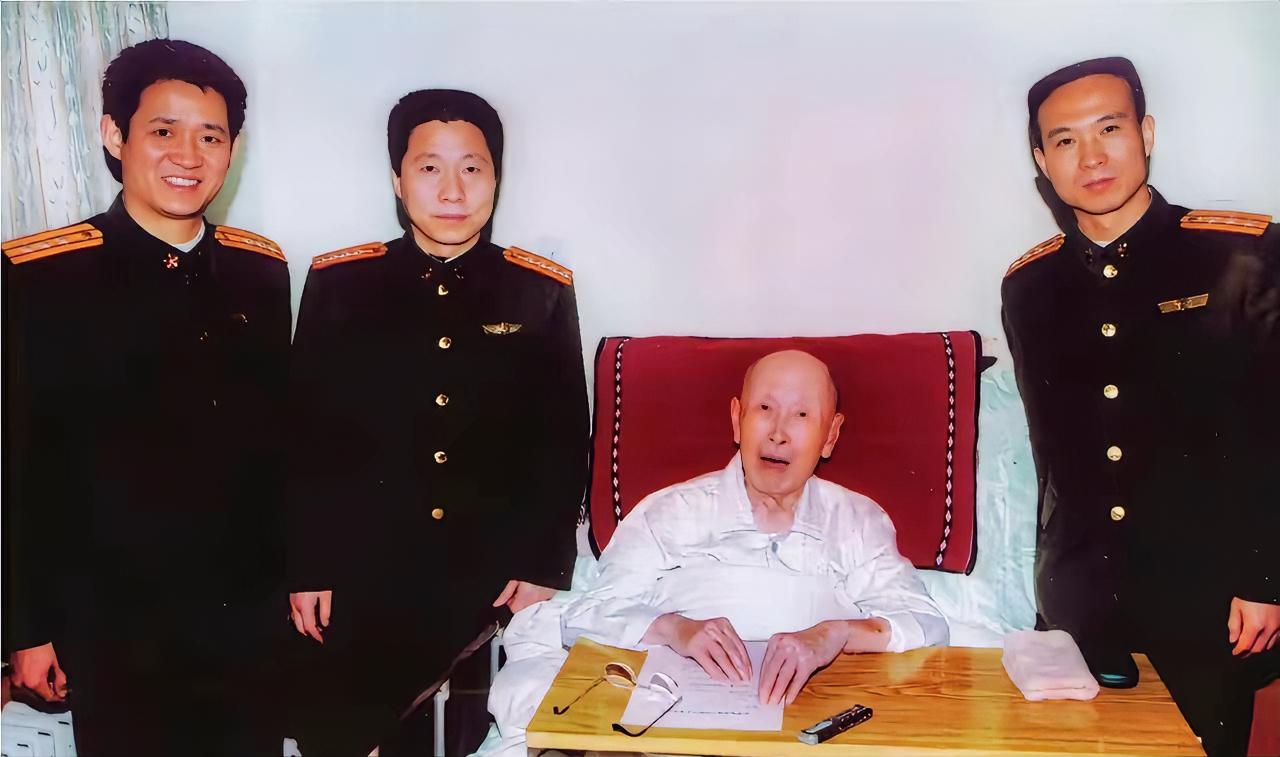 2006年1月10日，航天员杨利伟、费俊龙、聂海胜一同登门看望中国航天奠基人钱学