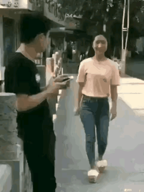 这女孩真逗，互不相识为啥这样？小伙子可以报警吗？