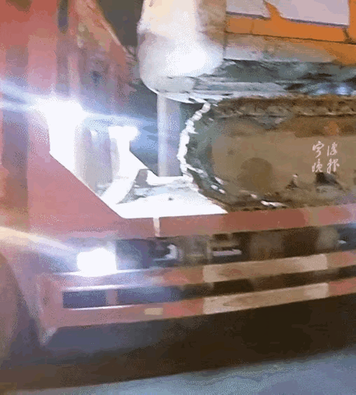 这事只能发生在浙江！
    1月3日，一辆河南牌照运载着挖掘机的货车，在杭甬高