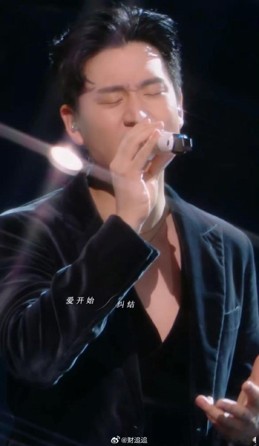 周兴哲姚晓棠甜蜜对唱屋顶 声生不息周兴哲姚晓棠的《屋顶》太好嗑！眼神拉丝甜度满分