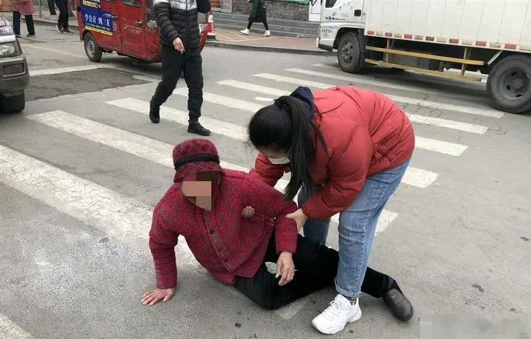 中国人民公安大学李玫瑾，对“扶老被讹”现象给出了建议：凡是扶了老人被要求天价赔偿